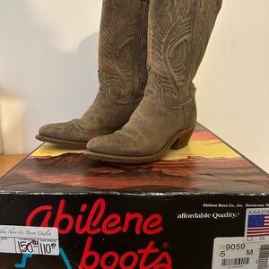 Abilene Brown Heeled Boots with Classic Western Style and Intricate Stitching